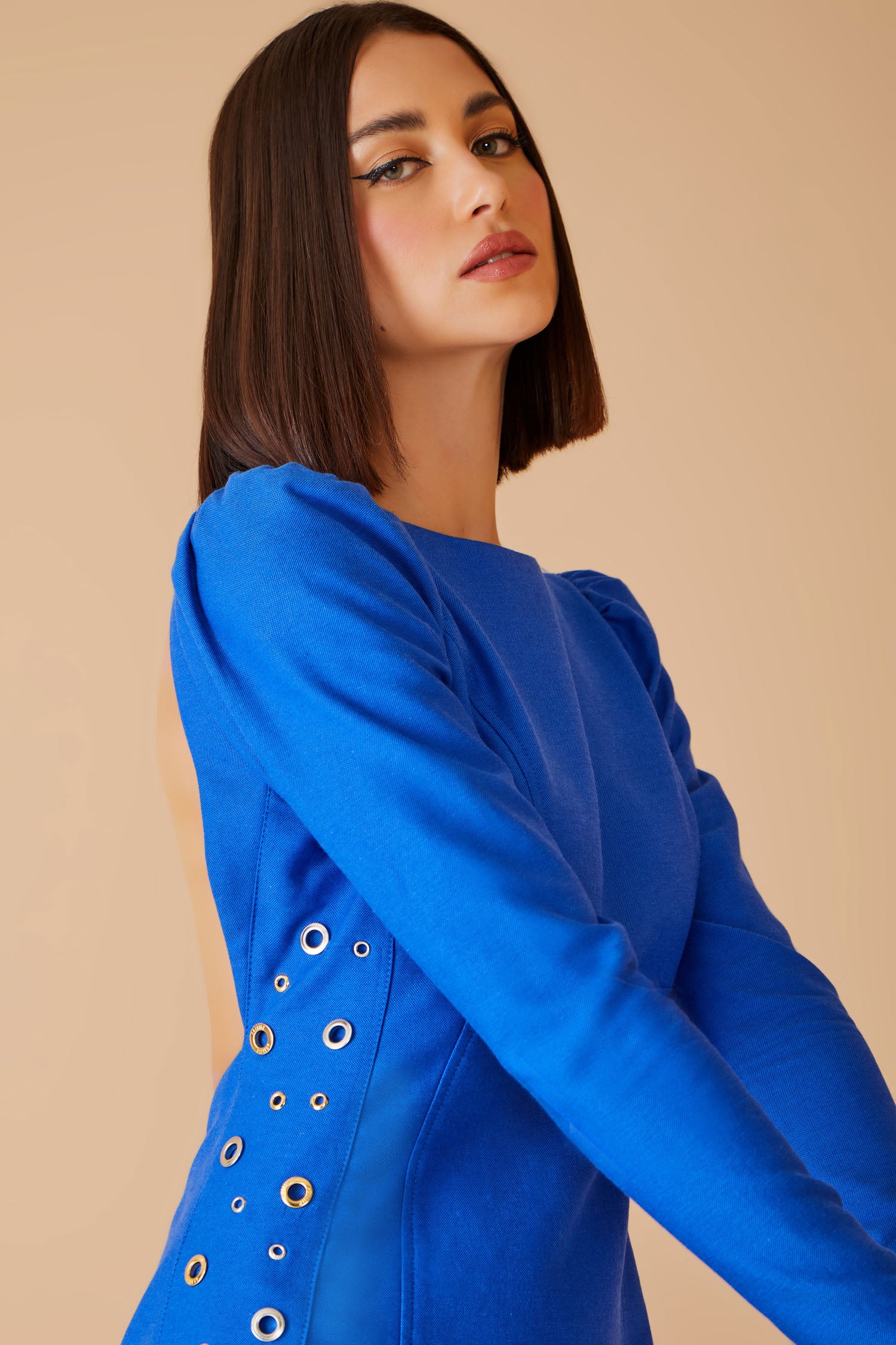 VESTIDO CURTO LATERAL ILHOS COLEÇÃO INVERNO 23