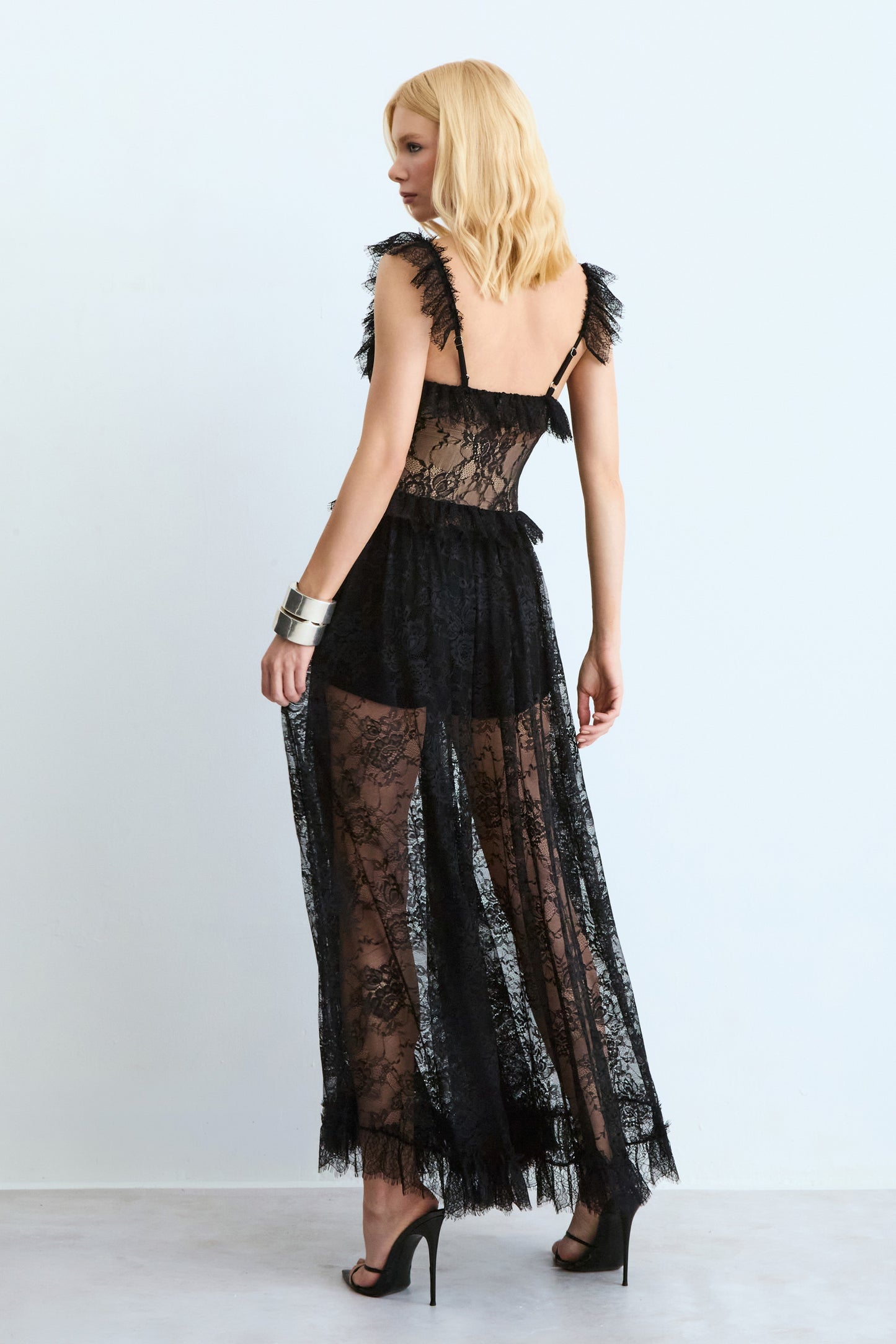 VESTIDO MIDI EM RENDA COM DETALHES ALCAS E DECOTE COLEÇÃO INVERNO 26