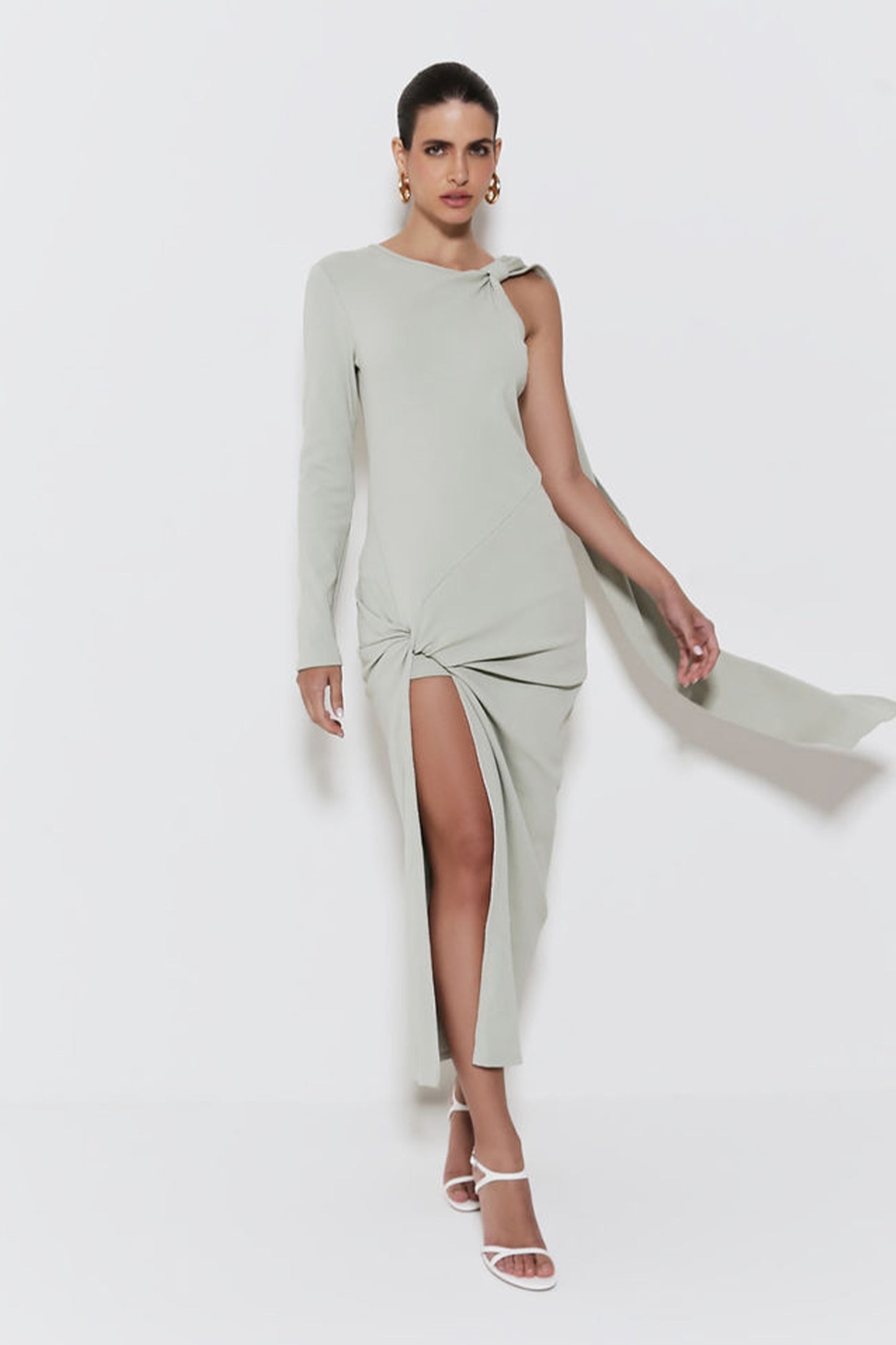 VESTIDO MIDI COM UMA MANGA SÓ COM DETALHE FAIXA OMBRO COLEÇÃO INVERNO 25