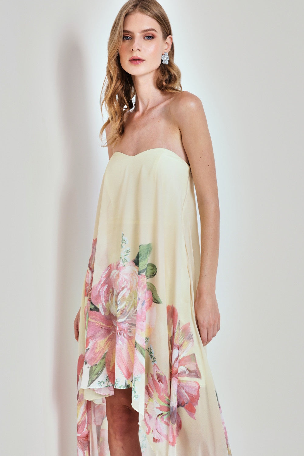 VESTIDO MULLET ASSIMETRICO PETALAS DA EMOÇÕES COLEÇÃO VERÃO 26