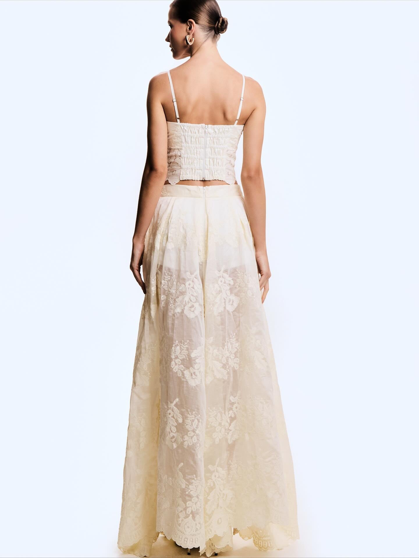 SAIA MIDI COM COS MEDIO BARRA AMPLA BORDADO COLEÇÃO VERÃO 26