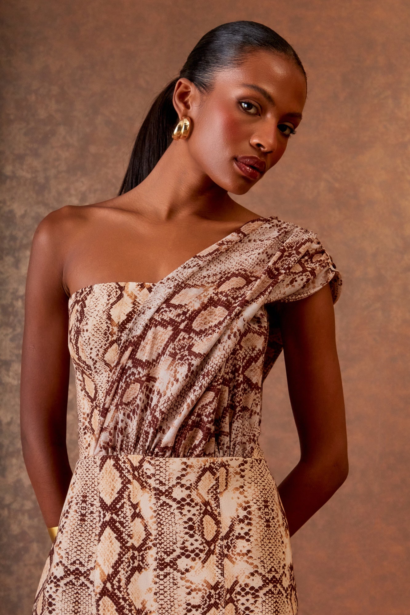 VESTIDO MIDI RECORTES SERPENTE COLEÇÃO INVERNO 25