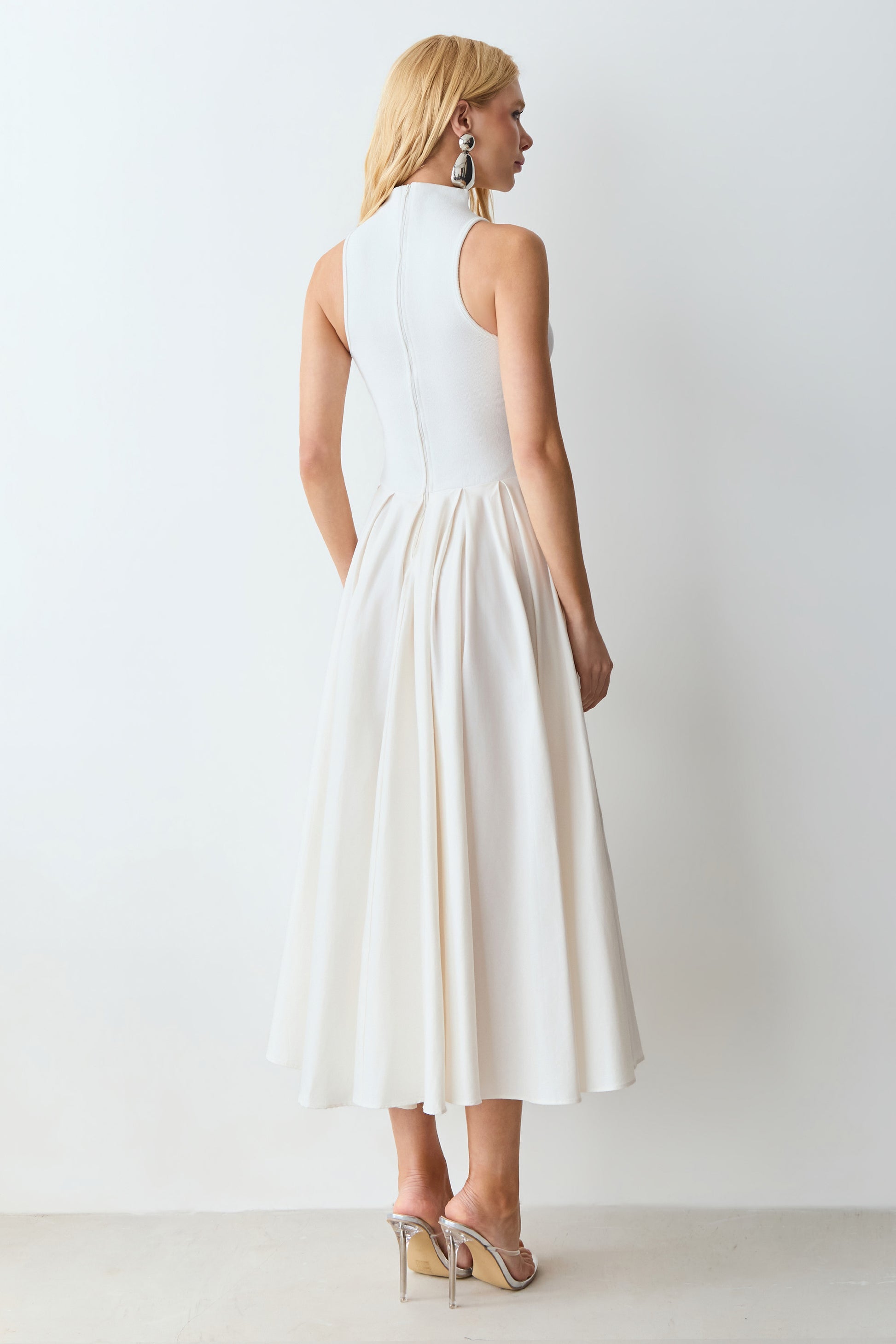 VESTIDO MIDI GOLA ALTA COM BARRA AMPLA RODADA COLEÇÃO VERÃO 27