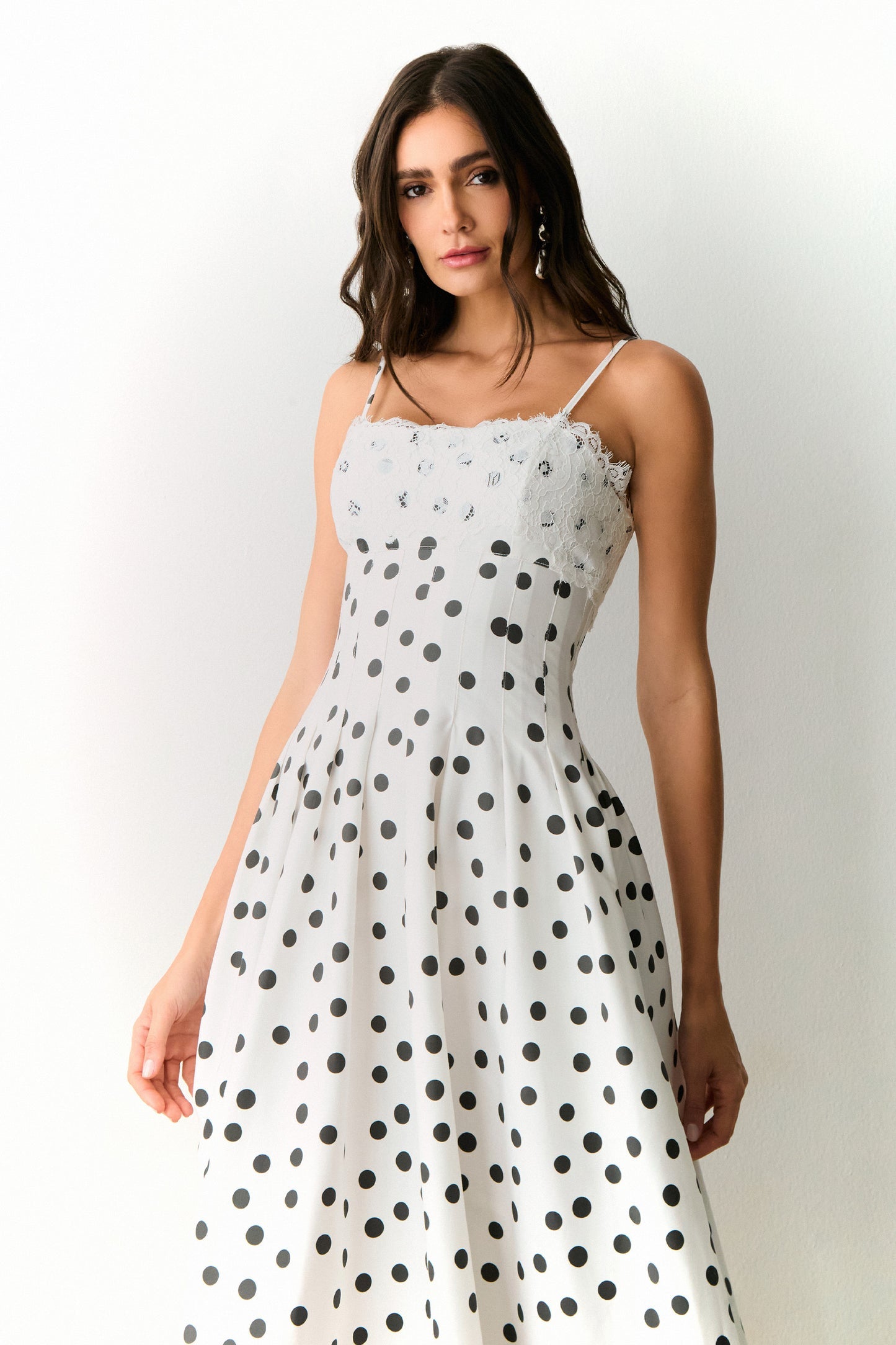 VESTIDO MIDI RECORTES PESPONTADOS CINTURA RENDA BUSTO POA COLEÇÃO VERÃO 27