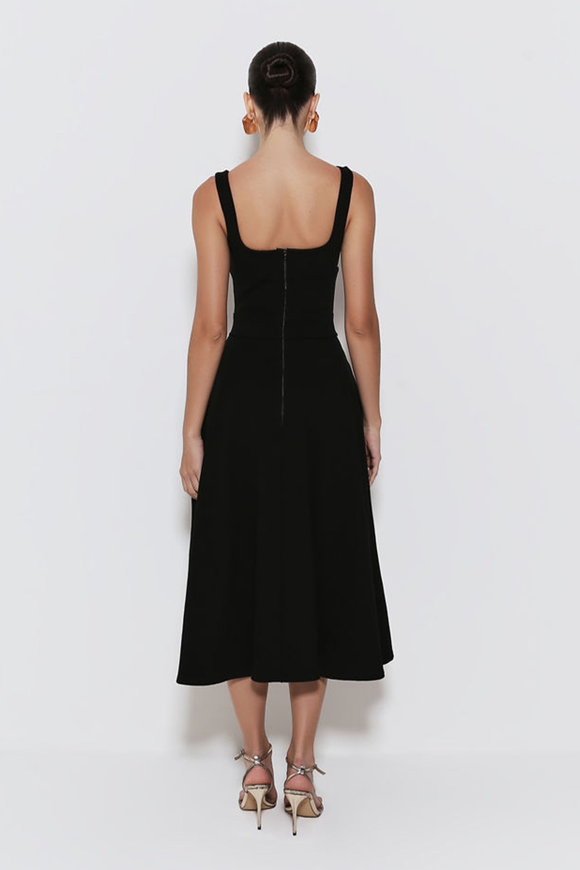 VESTIDO MIDI COM BARRA AMPLA E ABERTURA MEIO BUSTO COLEÇÃO INVERNO 25