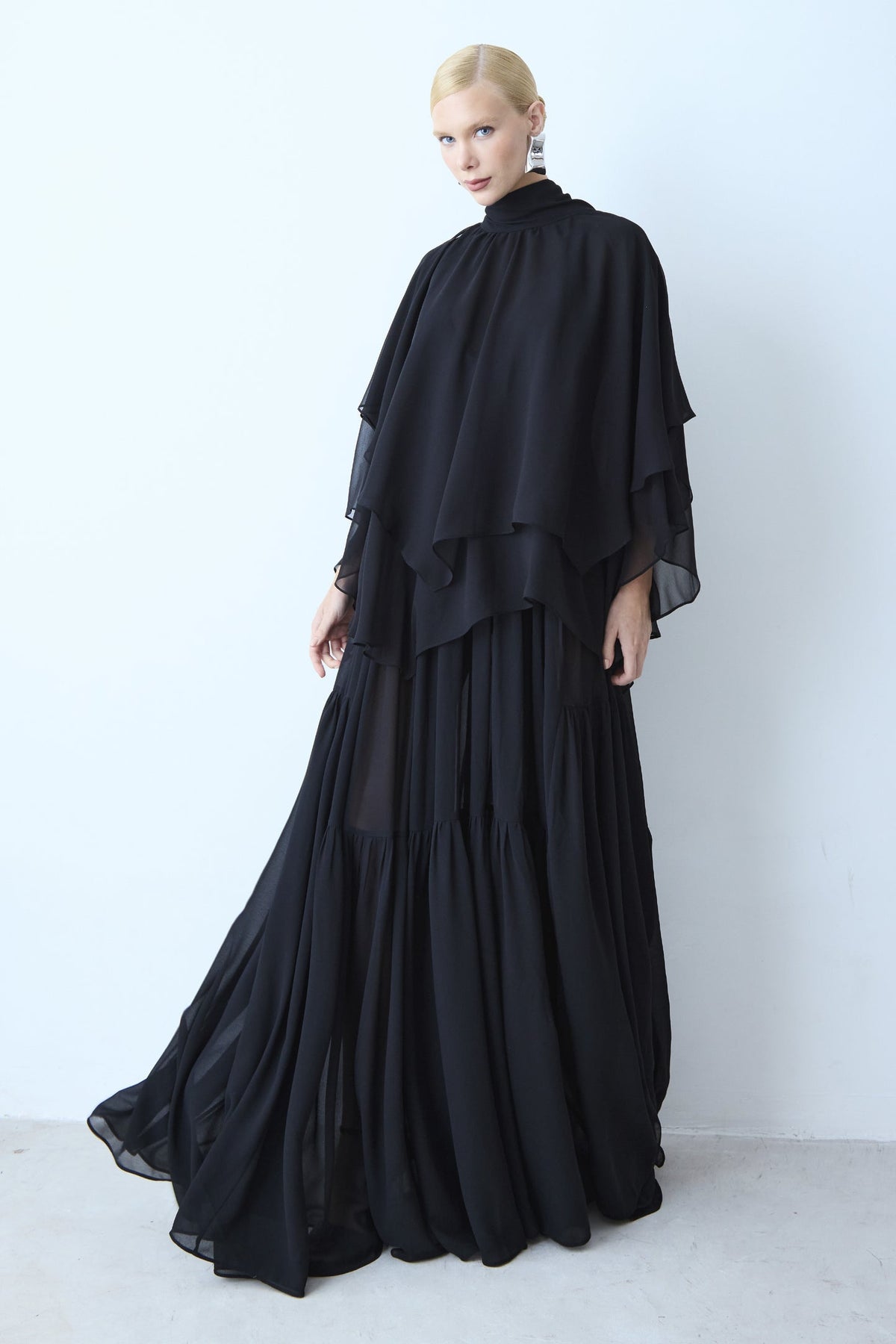 CONJUNTO DE CAPA COM SOBREPOSICOES E VESTIDO LONGO DECOTE V COM RECORTES FRANZIDOS COLEÇÃO INVERNO 26