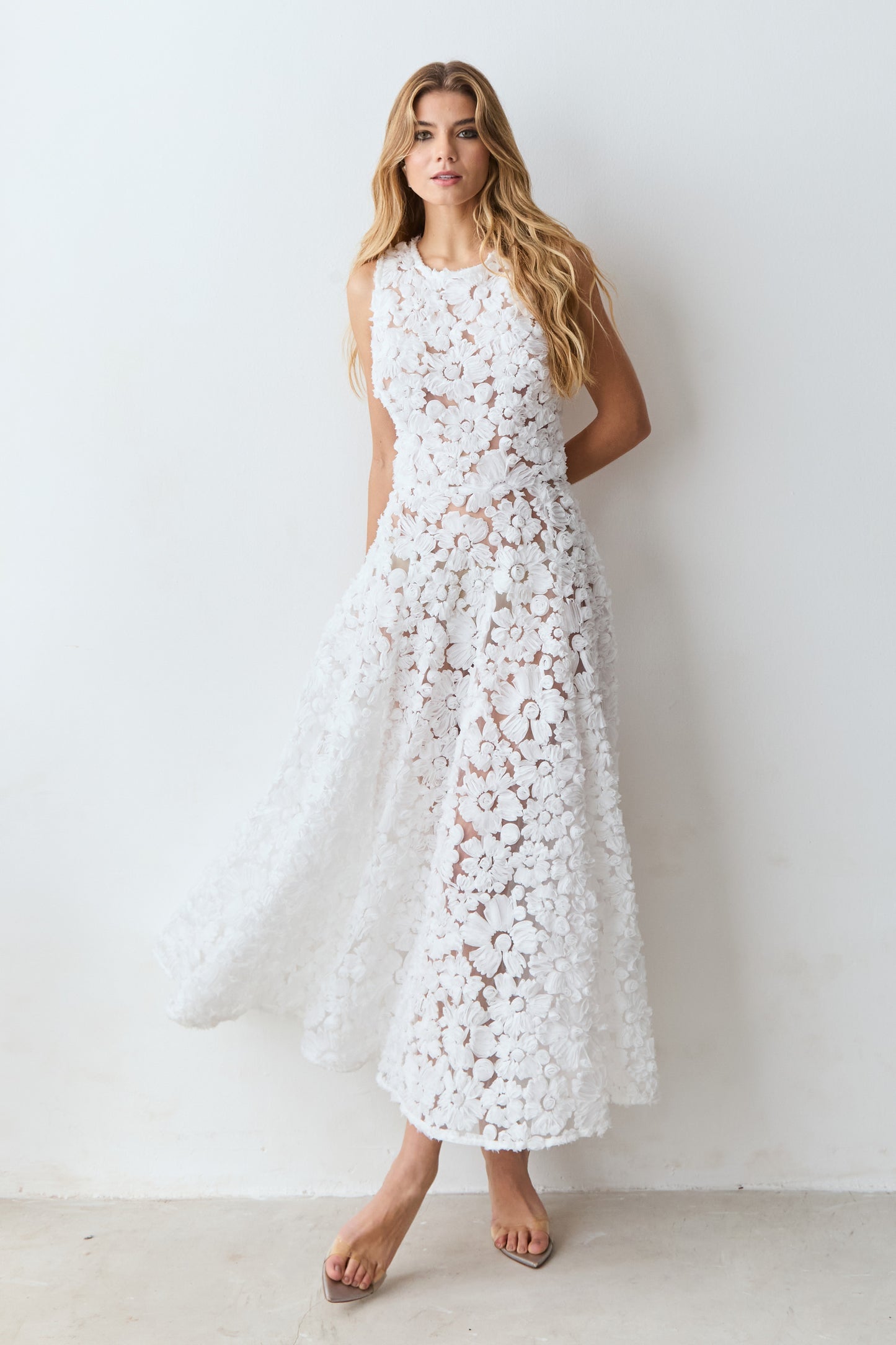VESTIDO MIDI REGATA COM BARRA AMPLA EM TULE BORDADO COLEÇÃO INVERNO 26