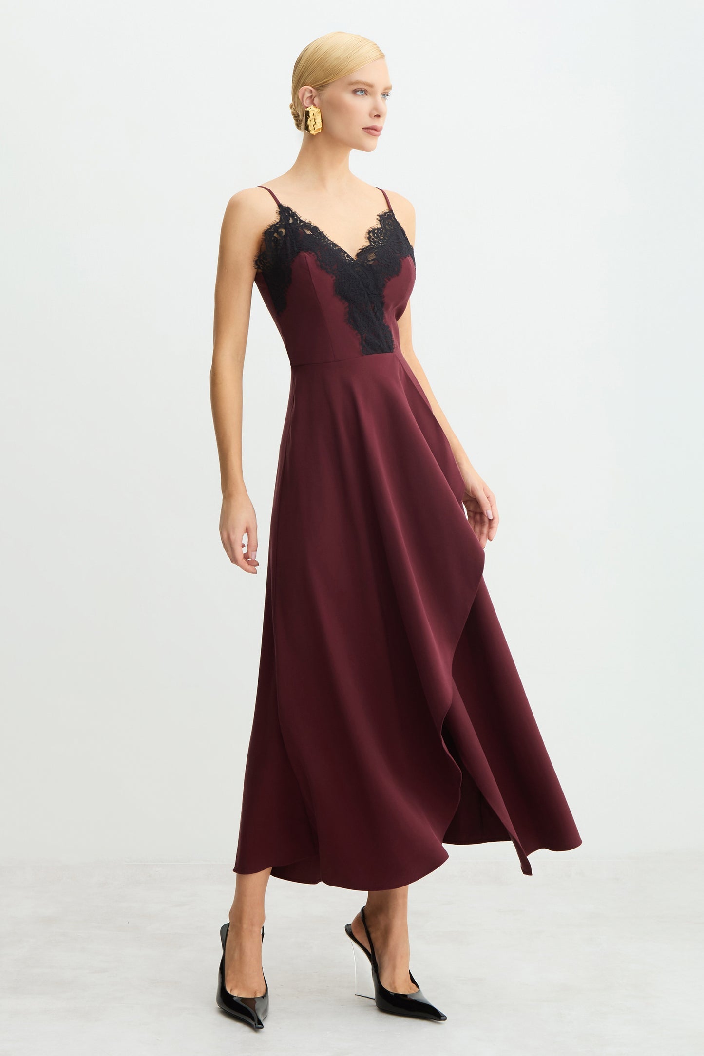 VESTIDO MIDI RENDA BUSTO COM SOBREPOSICAO SAIA COLEÇÃO INVERNO 26