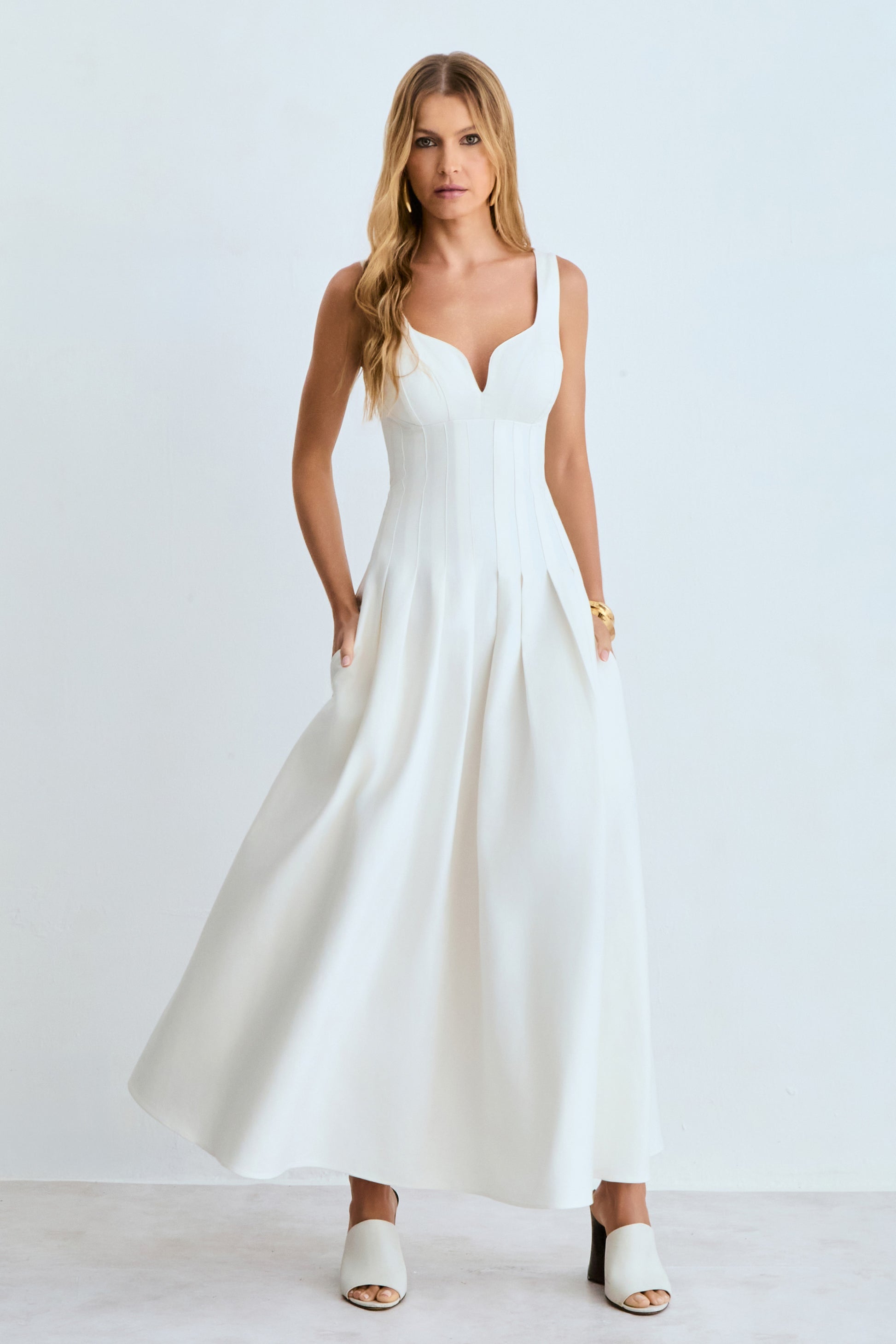 VESTIDO MIDI RECORTE V BUSTO E PREGAS NA SAIA COLEÇÃO INVERNO 26