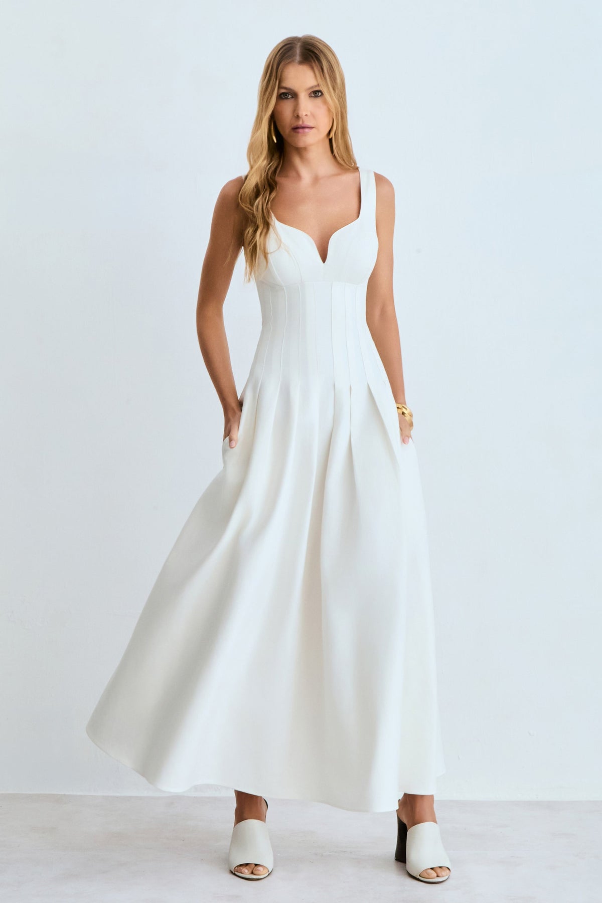 VESTIDO MIDI RECORTE V BUSTO E PREGAS NA SAIA COLEÇÃO INVERNO 26