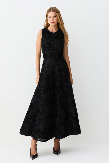 VESTIDO MIDI REGATA COM BARRA AMPLA EM TULE BORDADO COLEÇÃO INVERNO 26
