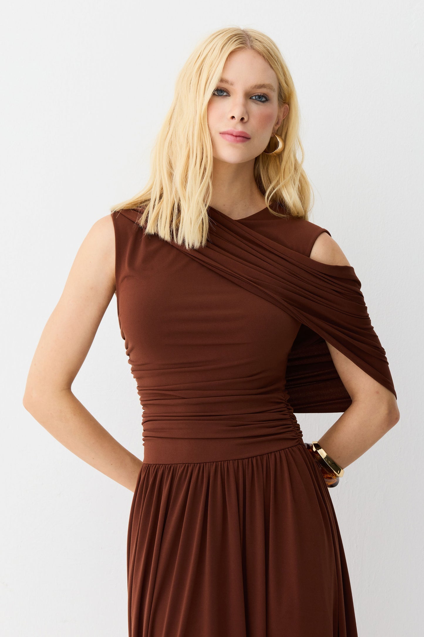 VESTIDO MIDI SOBREPOSICAO FLUIDA COM FRANZIDOS CORPO COLEÇÃO INVERNO 26