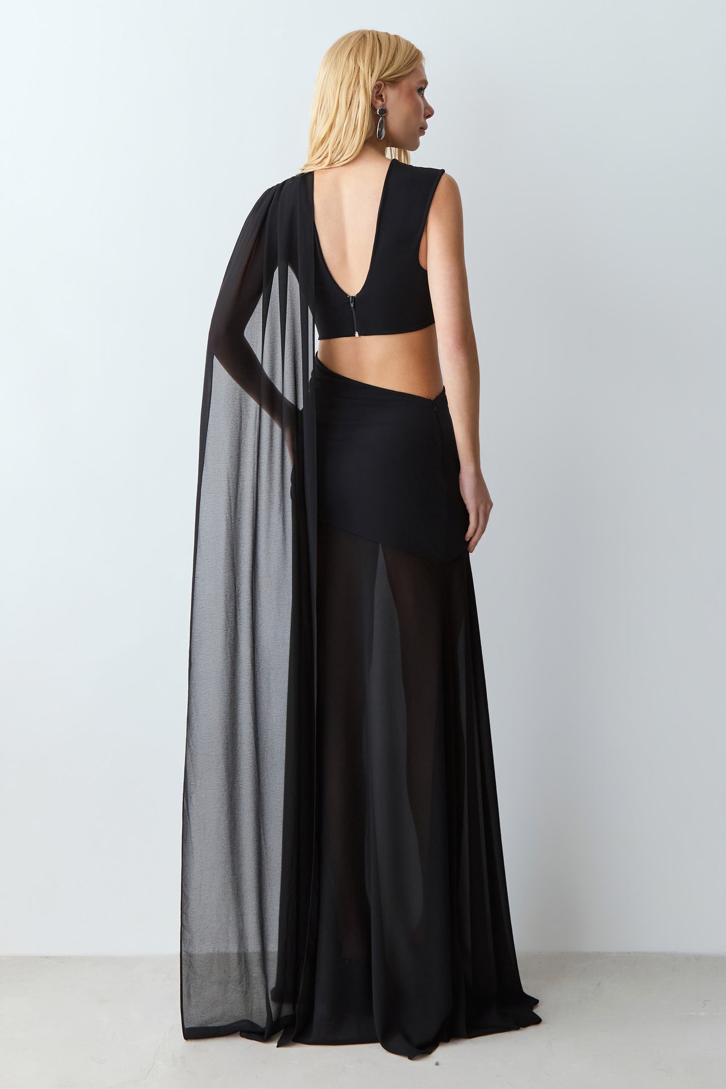 VESTIDO LONGO COM ABERTURA LATERAL E FAIXA FLUIDA COLEÇÃO VERÃO 27
