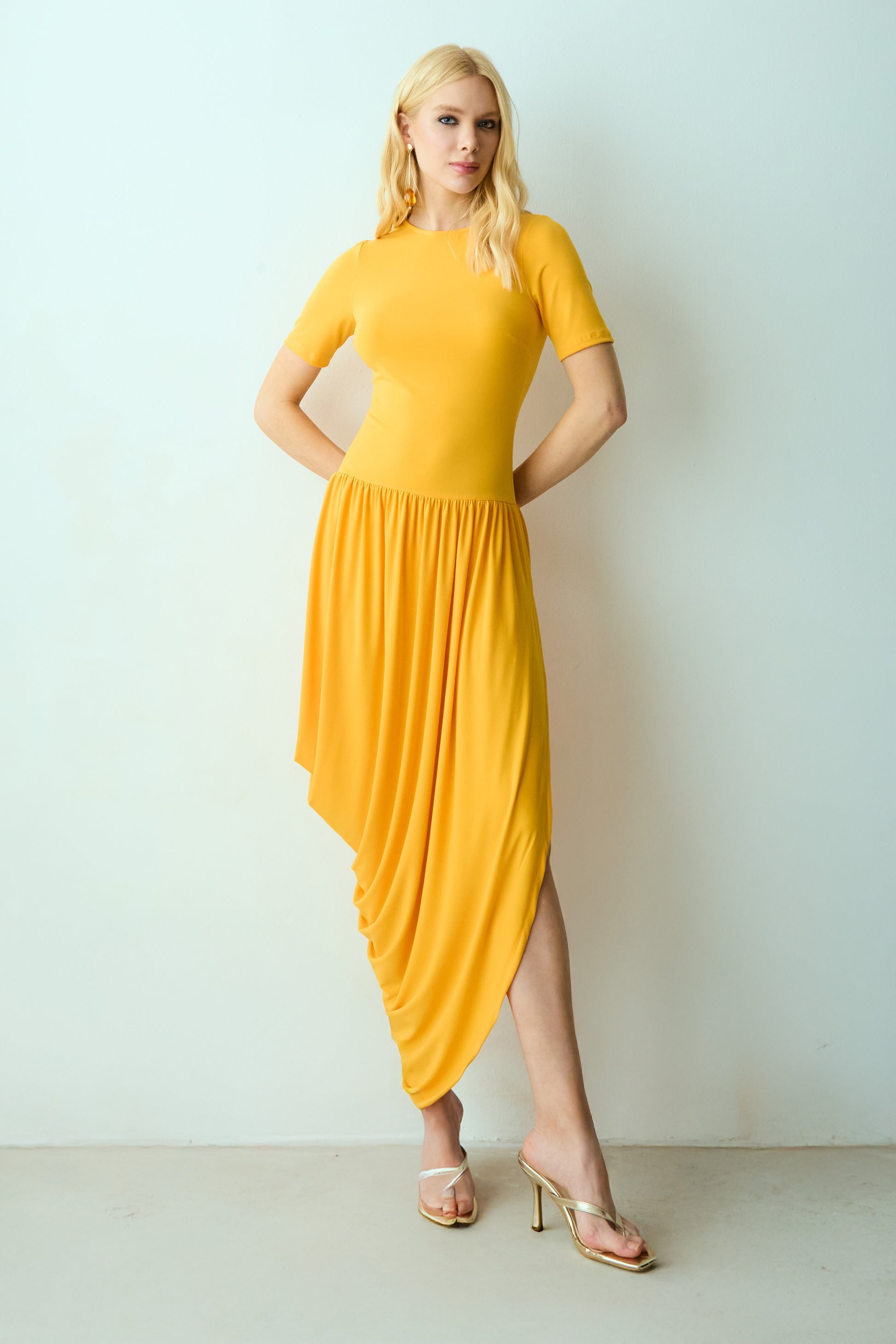 VESTIDO MIDI MANGA CURTA SAIA COM CAIMENTO BALONE COLEÇÃO VERÃO 27