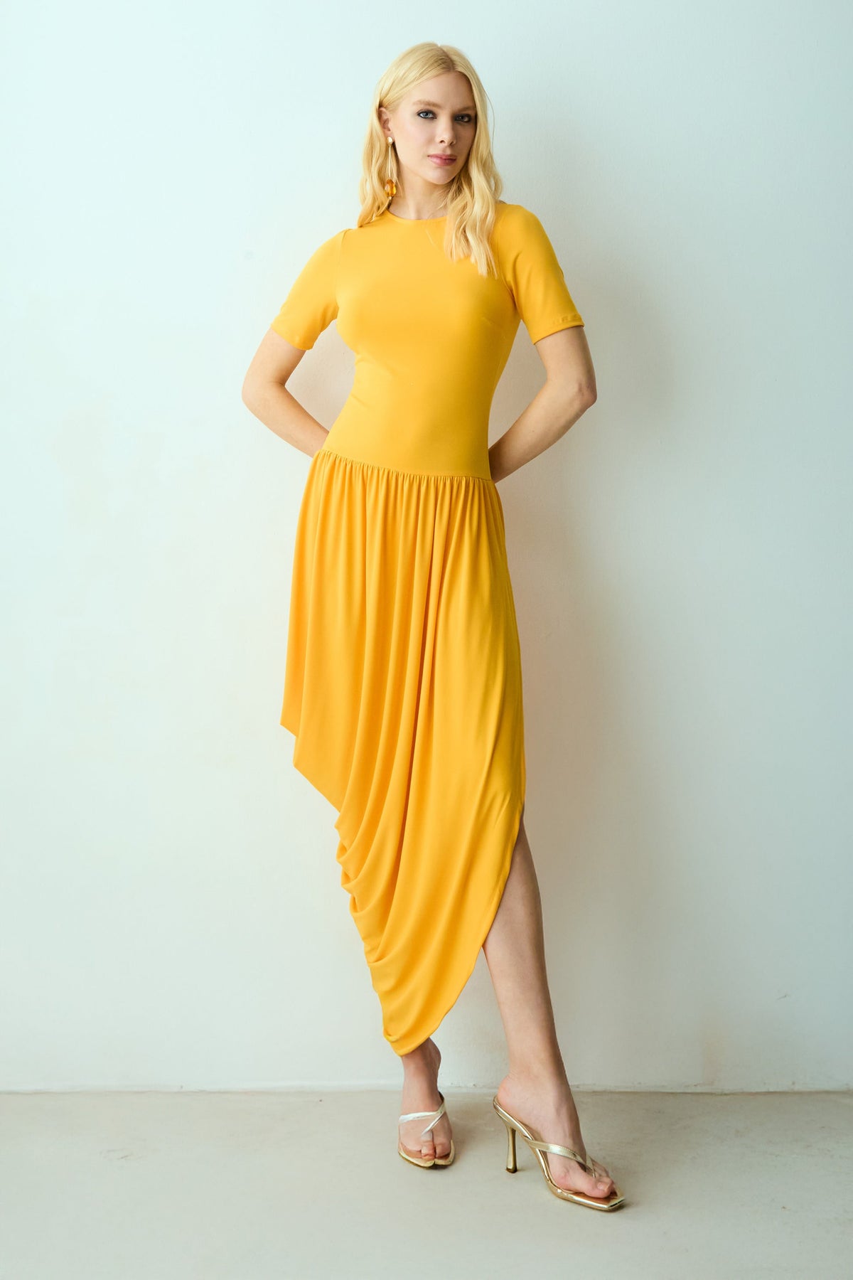 VESTIDO MIDI MANGA CURTA SAIA COM CAIMENTO BALONE COLEÇÃO VERÃO 27