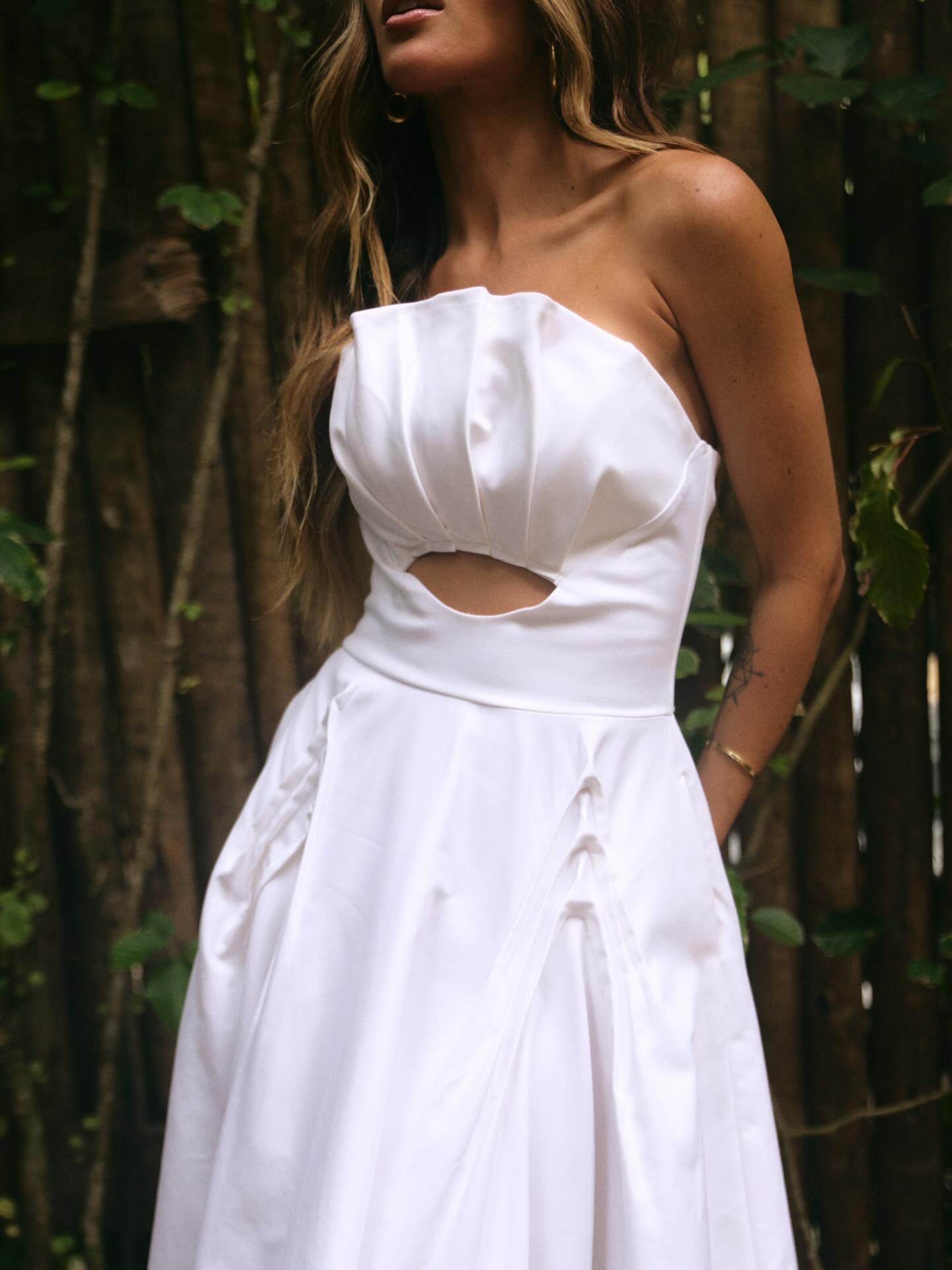 VESTIDO MIDI SOBREPOSIÇÃO ESTRUTURADA BUSTO COLEÇÃO INVERNO 26