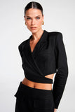 CONJUNTO DE SAIA MIDI COM FENDA DIAGINAL E BLAZER MANGA COMPRIDA FAIXA TRANSPASSADA BARRA COLEÇÃO INVERNO 23