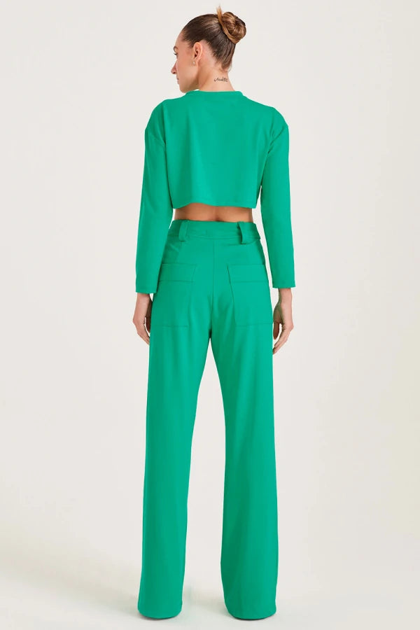 CONJUNTO DE CROPPED DE MALHA OVERSIZED E CALÇA CONVERSÃO COM FRISOS COLEÇÃO INVERNO 23