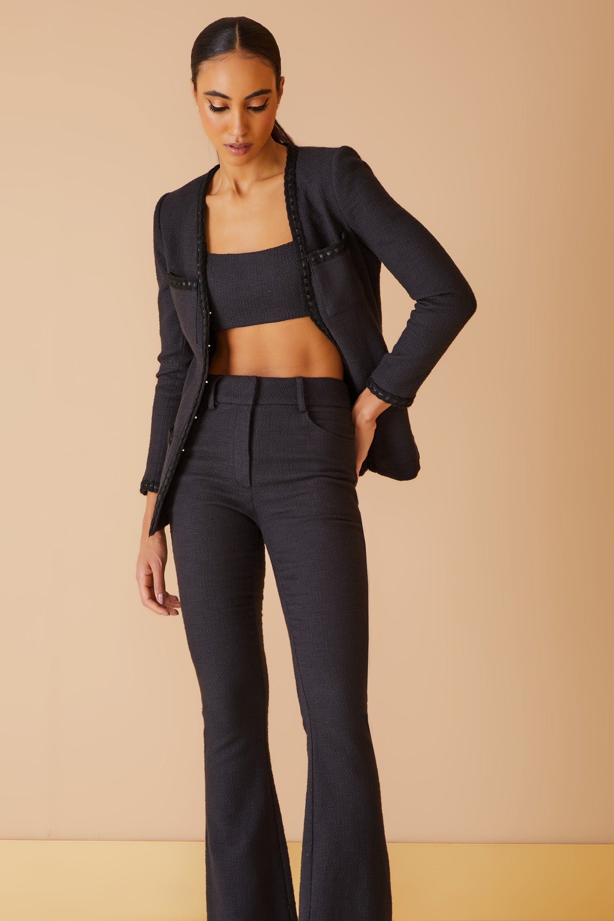 CONJUNTO DE TOP E BLAZER TWEED DETALHE PASSAMANARIA E CALÇA TWEED COLEÇÃO INVERNO 23