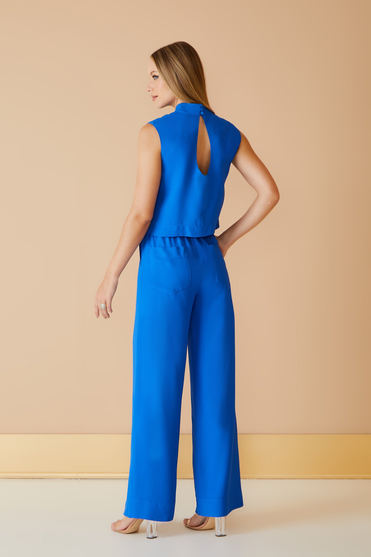 CONJUNTO DE CALÇA CÓS ELASTICO E BLUSA CROPPED GOLA ALTA