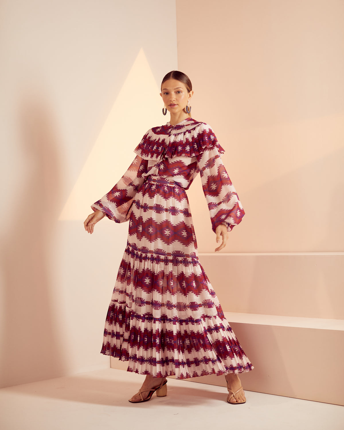 CONJUNTO DE BLUSA BABADO E SAIA BARRA PLISSADA COLEÇÃO INVERNO 21