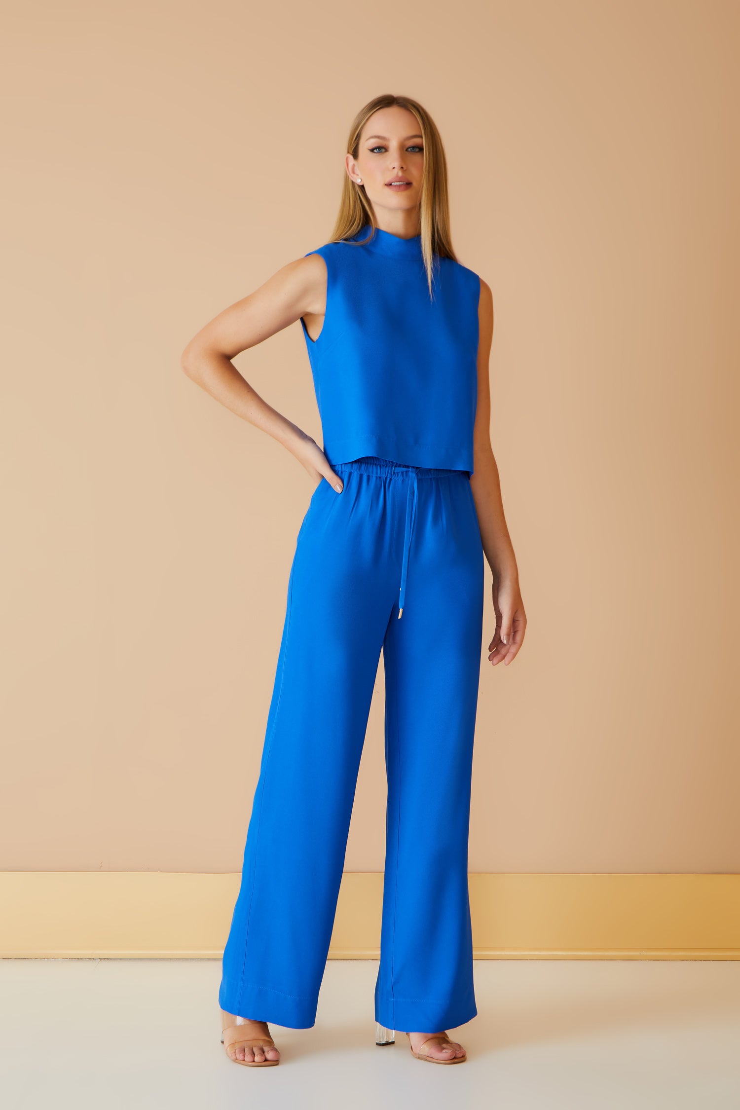CONJUNTO DE CALÇA CÓS ELASTICO E BLUSA CROPPED GOLA ALTA