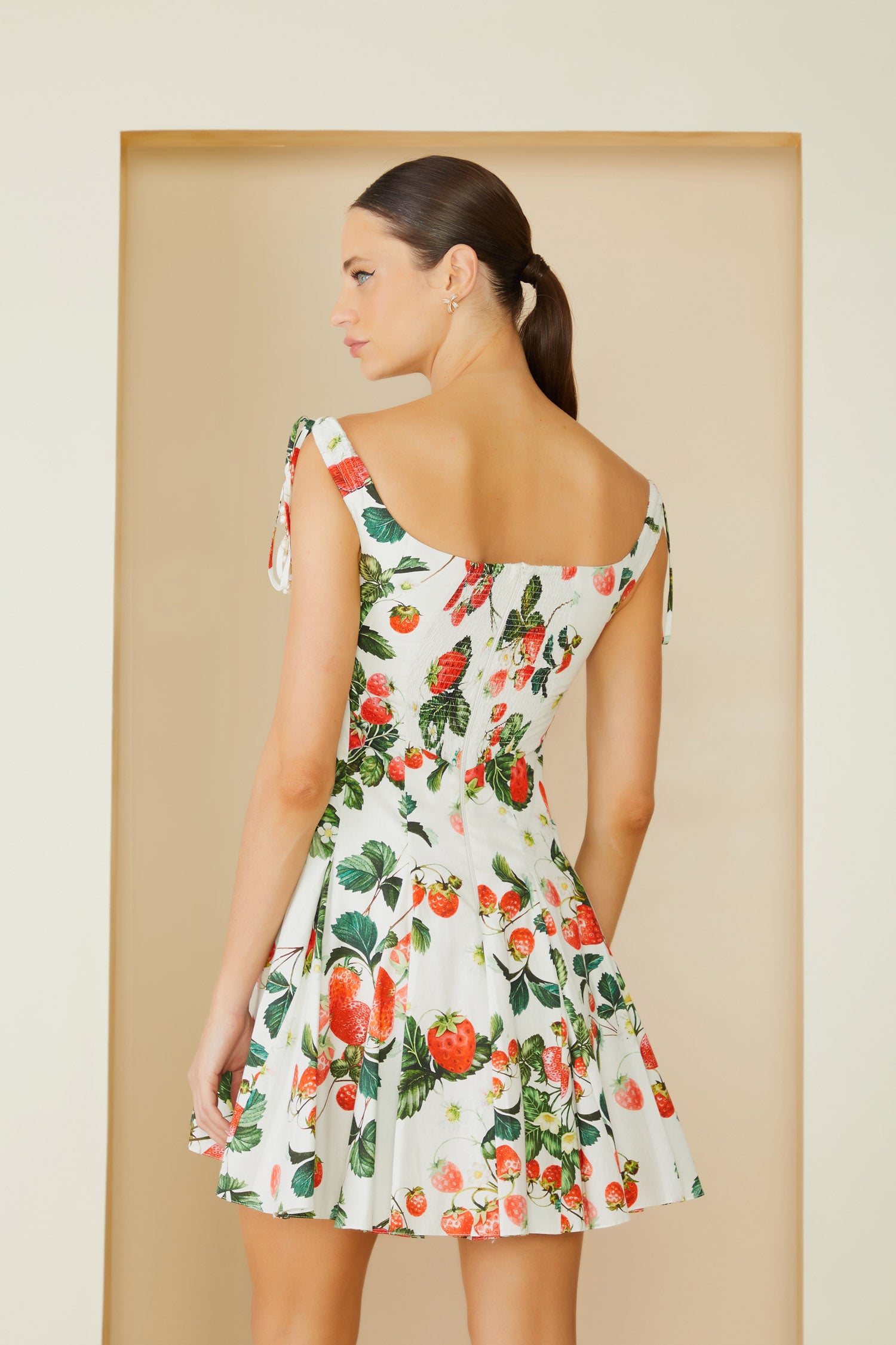 Vestido branco com shop perola curto