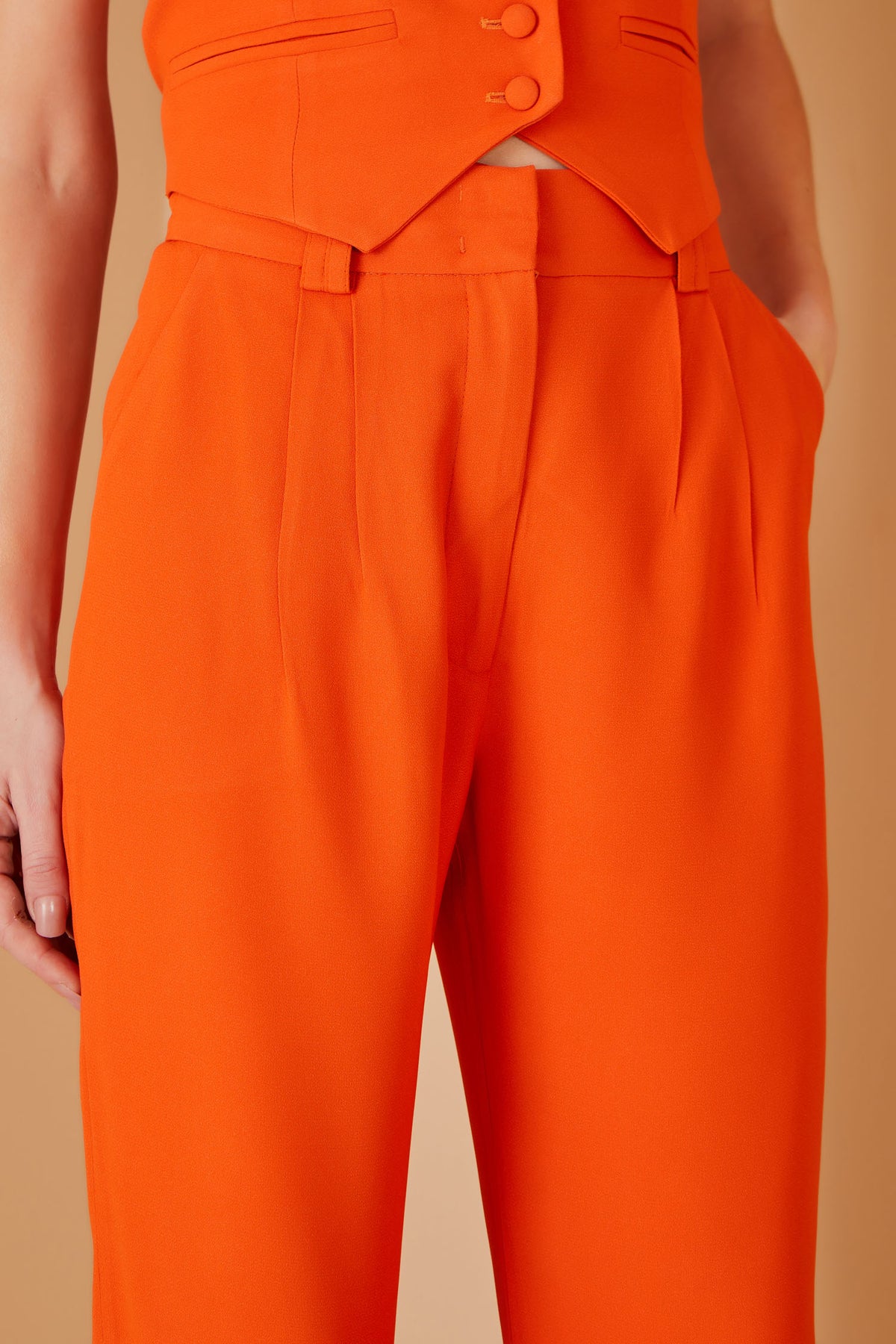 CALÇA DETALHE PREGA COLEÇÃO INVERNO 23