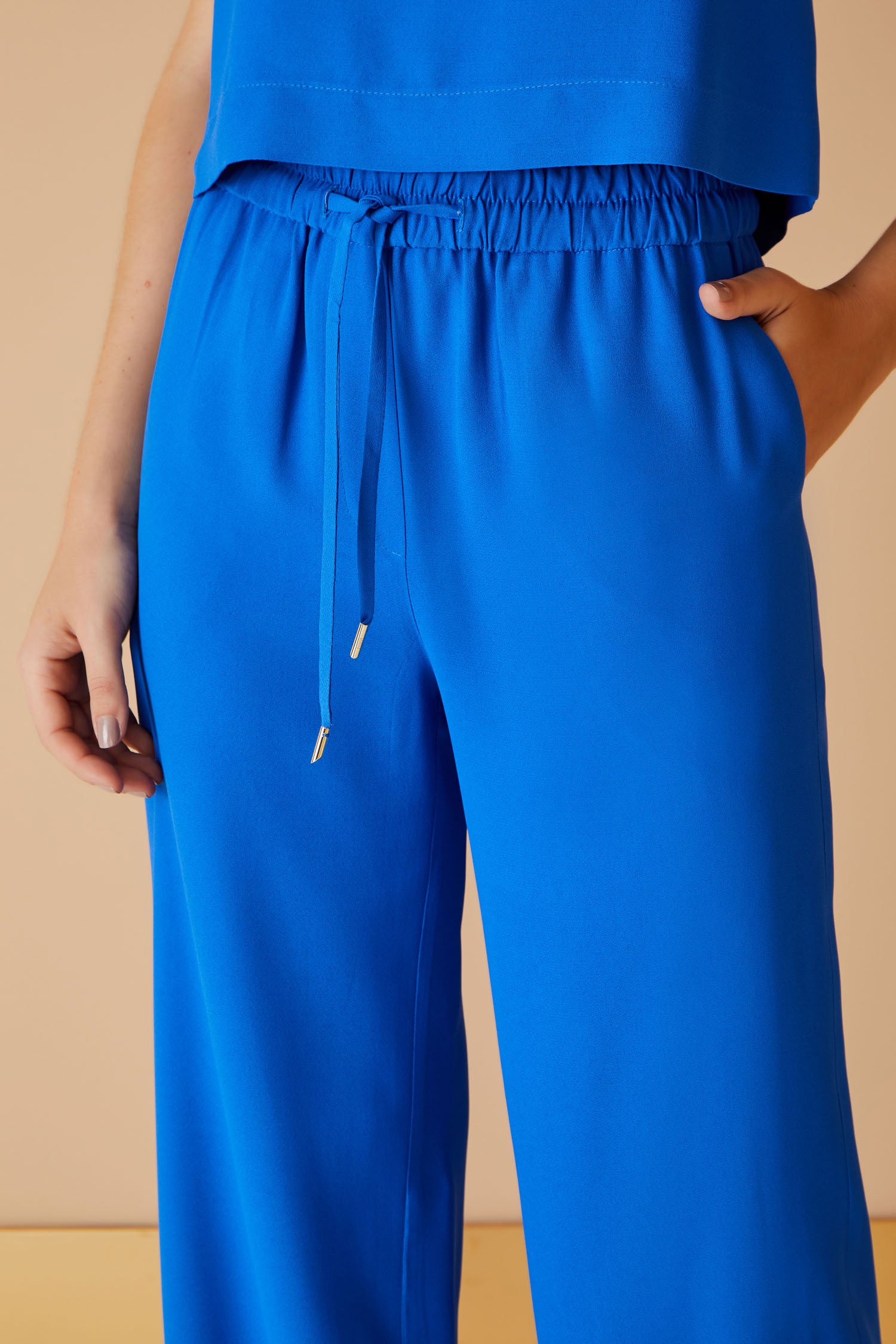 CONJUNTO DE CALÇA CÓS ELASTICO E BLUSA CROPPED GOLA ALTA